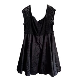 Torrid black sleeveless lace with full skirt 20